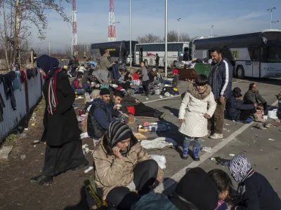 ﻿- 26.01.2016 -- Srbija - Adaševci - začasni sprejemni center za migrante <br><br><br> - Begunci 2016 - migracije po zahodni balkanski poti - migracijska pot beguncev iz Sirije, Afganistana in Iraka čez Balkan proti zahodni Evropi - evropska begunska kriza - migranti -    ///FOTO: Luka Cjuha