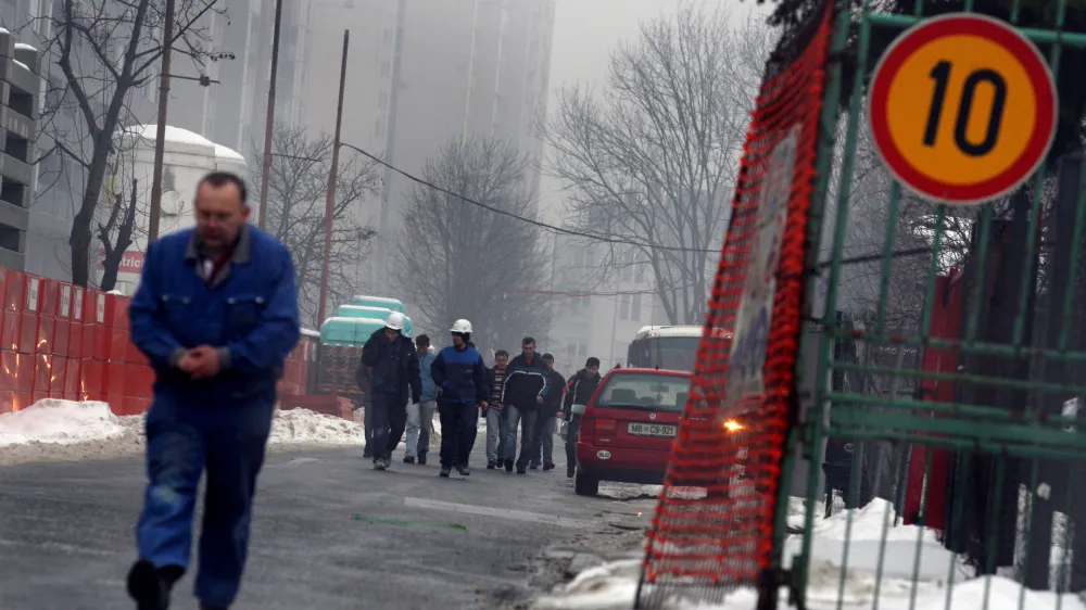Tuji delavci lahko v Sloveniji delajo neomejen čas, ne da bi znali slovensko. Ko ostanejo brez pogodbe, pa jezik nenadoma postane zelo pomemben. V politiki se zdaj kre&scaron;ejo mnenja o jezikovnem pogoju za združitev družin tujih delavcev.&nbsp;