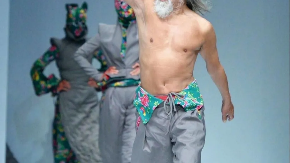 Wang Deshun je zaslovela po 30-sekundnem nastopu z golimi prsi na pisti na Kitajskem tednu mode leta 2015. To je bilo prvič, da je Wang kadar koli hodil po pisti in njegova bela brada je zagotovo pritegnila pozornost. <br>