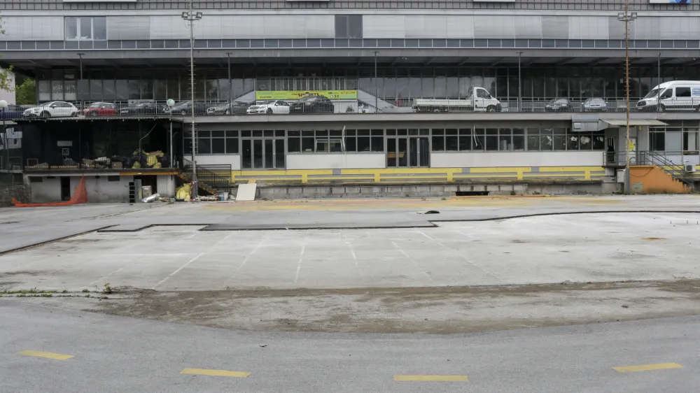 Na ploščadi pred Halo Tivoli bo občina v prihodnjih letih zgradila malo ledeno dvorano, ki bo namenjena hokeju, curlingu, umetnostnemu in rekreativnemu drsanju.