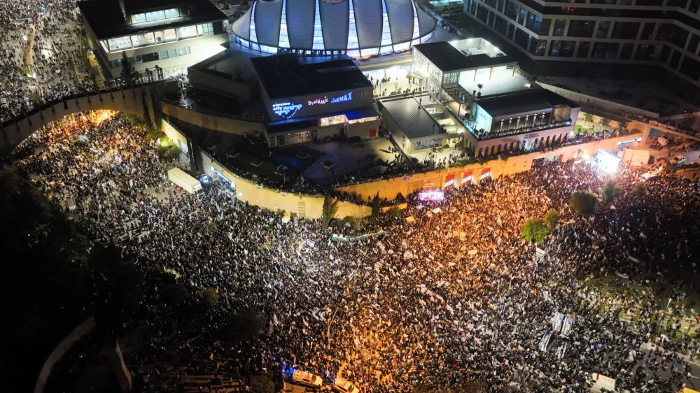 Izraelci so spet množično pri&scaron;li na ulice, a tokrat je grozila tudi splo&scaron;na stavka in ustavitev javnega življenja.