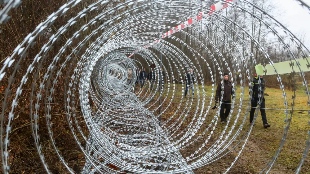 ﻿- bodeča žica - začasna usmerjevalna žičnata ograja za usmerjanje prebežnikov proti nadzornim vstopnim točkam   - 20.12.2015 -Fara pri Kostelu Protestni pohod in spust ob ograjeni državni meji ob Kolpi na območju kostelske občine, katerega se je udeležilo približno 400 udeležencev, ki so na svoji 2,5-kilometrski poti žično ograjo ponekod okrasili in opremili z napisi. Da bi desetim čolnarjem, ki so se udeležili protestnega spusta po Kolpi, omogočili vrnitev na obrežje, so jo tudi prerezali.- ograja -   //FOTO: Bojan Velikonja