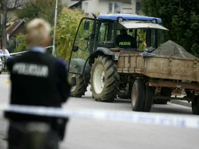 - Kranj 2012 - streljanje v naselju Stražišče - družinska tragedija - umrli dve osebi, tri osebe pa so bile poškodovane - 69 letni napadalec naj bi umoril sestro, ranil svaka in dva soseda ter koncu ustrelil še sebe - umor in samomor<br><br><br>//FOTO: Bojan Velikonja