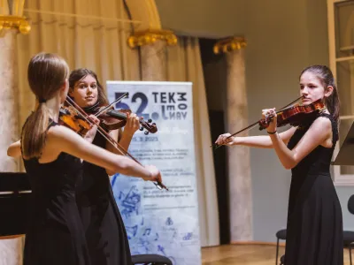 Nastop prvonagrajene v disciplini komorne skupine z godali in s klavirjem Trio Divertimento v sestavu Ana Krošl, Ema Kramer in Anamarija Prepadnik. F Nino Vernik