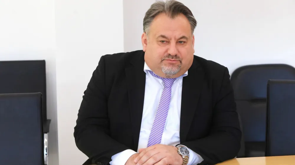 Predsednik uprave Elekra Maribor Jože Hebar je po izobrazbi diplomirani inženir elektrotehnike. V elektroenergetski stroki uživa ugled dobrega, predvsem pa strokovnega in nepolitičnega direktorja. 