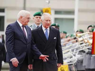 29 March 2023, Berlin: UK King Charles III (R) welcomed with military honors at the Brandenburg Gate by German President Frank-Walter Steinmeier. Before his coronation in May 2023, the British king and the royal wife will visit Germany for three days. Photo: Kay Nietfeld/dpa