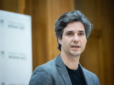 Ljubljana, DZ.<br>Posvet z naslovom Stop prekarnosti, cas je za dostojno delo!, ki so ga pripravili DS, ministrstvo za delo, druzino, socialne zadeve in enake moznosti ter Sindikat Mladi plus.<br>Minister za delo, druzino, socialne zadeve in enake moznosti Luka Mesec.