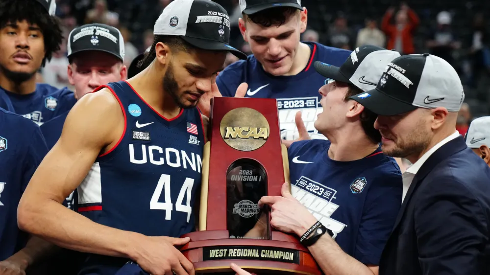 Po naši oceni so košarkarji Uconna, ki so se takole veselili zmage v finalu zahodne konference nad Gonzago – v ospredju je branilec Huskiesov Andre Jackson Jr. (44) – prvi favoriti za osvojitev letošnje lige NCAA na zaključnem turnirju četverice, ki se začne jutri v Houstonu. 