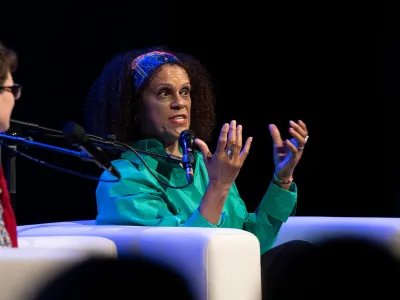 Prevajalka Katja Zakrajšek in britanska pisateljica Bernardine Evaristo sta se v Cankarjevem domu pogovarjali v sklopu programa festivala Fabula. Foto: Bojan Velikonja