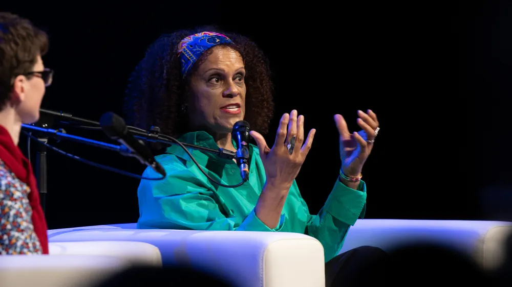 Prevajalka Katja Zakrajšek in britanska pisateljica Bernardine Evaristo sta se v Cankarjevem domu pogovarjali v sklopu programa festivala Fabula. Foto: Bojan Velikonja