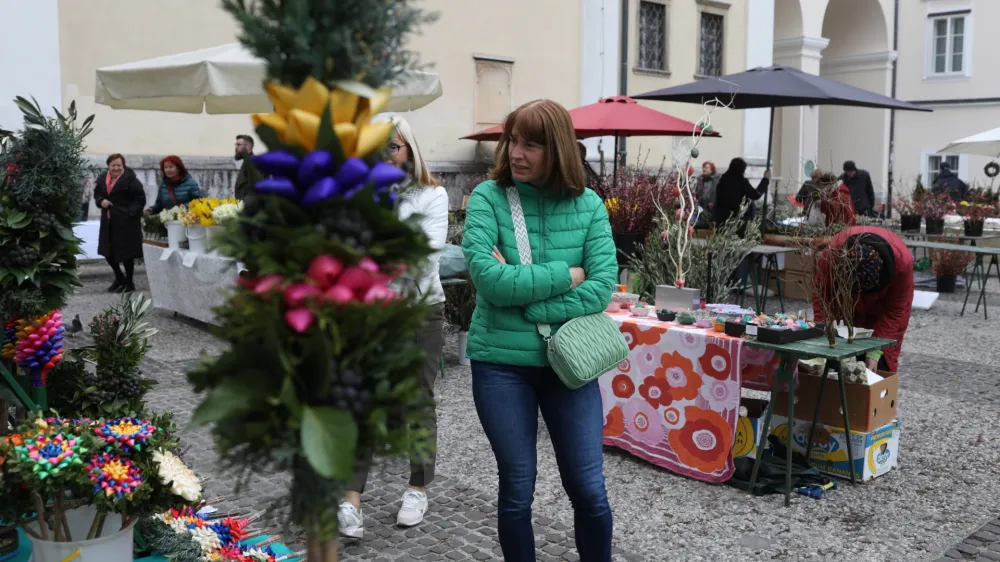 - 31.03.2023 - Ljubljanska tržnica – prodaja cvetnonedeljskih butaric – velikončna simbolika - butarice – butare - //FOTO: Bojan Velikonja
