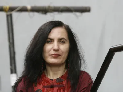 Profesorica folkloristike Mirjam Mencej z ljubljanske filozofske fakultete je prejela skoraj dva milijona evrov za raziskovanje, kako preminuli še po smrti vplivajo (ne dobesedno) na naše družbeno življenje. Foto: Luka Cjuha 