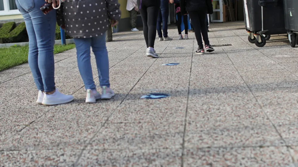 Okužbe z znaki, ki kažejo na gripo, se &scaron;e vedno pojavljajo tudi med &scaron;olarji. Fotografija je simbolična. Foto: Bojan Velikonja&nbsp;