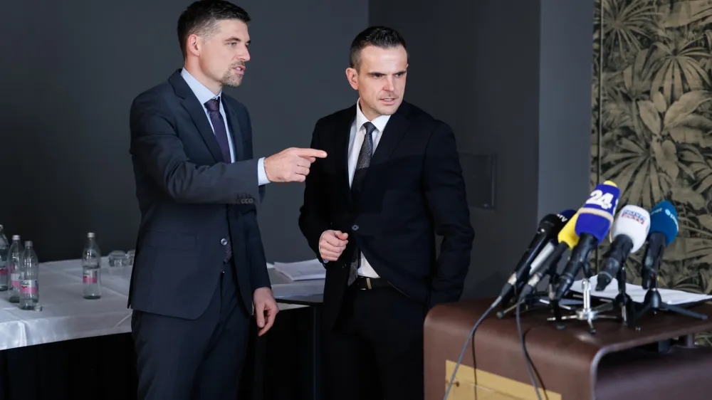 Ljubljana, Hotel Slon.<br>Novinarska konferenca o vlozitvi pobude za zacetek postopka za oceno ustavnosti novele zakona o RTVS, na kateri sta sodelovala prvopodpisani pobudnik Peter Gregorcic in avtor pobude Matej Avbelj.