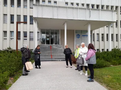 Velenje, zdravstveni dom.<br>Nekateri obcani Velenja so danes v spomin na 74-letnega obcana, ki je v sredo zjutraj na poti v Zdravstveni dom Velenje umrl, prizigali svece.