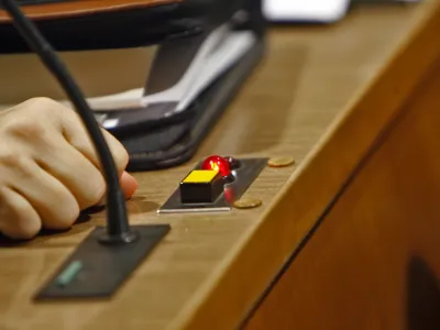 tipka glasovalne naprave  - 1. seja DS - Državni svet 2012, ustanovna - konstitutivna seja - izvolili novo vodstvo, predsednika in podpredsednika DS, //FOTO: Tomaž Skale