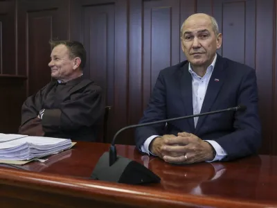 Odvetnik Franci Matoz (levo) meni, da gre le za nov, nepotreben politični pregon Janše, čeprav je ta s sumljivo preprodajo zemljišča v Trenti poplačal več kot pol trisobnega stanovanja v Ljubljani.