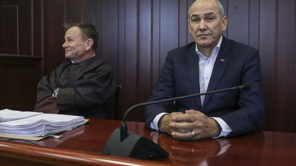 Odvetnik Franci Matoz (levo) meni, da gre le za nov, nepotreben politični pregon Janše, čeprav je ta s sumljivo preprodajo zemljišča v Trenti poplačal več kot pol trisobnega stanovanja v Ljubljani.