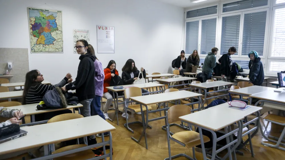 - 13.01.2023 - Srednja vzgojiteljska &scaron;ola, gimnazija in umetni&scaron;ka gimnazija Ljubljana, Kardeljeva plo&scaron;čad 28a&nbsp;//FOTO: Luka CjuhaOPOMBA: INFORMATIVA - &scaron;olska priloga - vpis v sredje &scaron;ole &ndash; &scaron;olstvo -&nbsp;