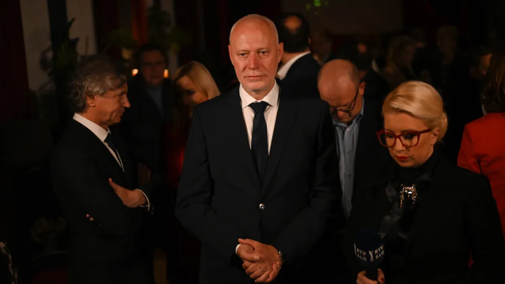 Milan Brglez, kandidat za predsednika republikeRobert Golob- Volilni &scaron;tab predsedni&scaron;kega kandidata Milana Brgleza - - 23.10.2022 &ndash; Predsedni&scaron;ke volitve 2022 - sedme volitve za petega predsednika republike v samostojni Sloveniji &ndash; volilci so volili med sedmimi kandidati &ndash; Milanom Brglezom, Janezom Ciglerjem Kraljem, Anžetom Logarjem, Nata&scaron;o Pirc Musar, Vladimirjem Prebiličem in Sabino Senčar //FOTO: Nik Erik Neubauer