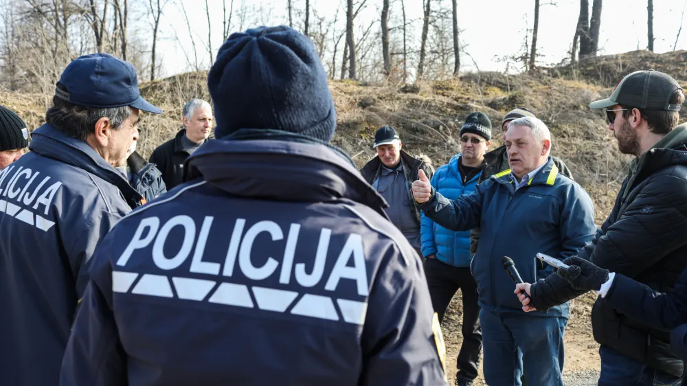 - policija in lastniki zemlji&scaron;č<br><br>- 17.02.2023 - gradnja - projekt povezovalni kanal C0 na trasi Brod &ndash; Ježica: nadaljevanje del, kjer je bila gradnja od aprila 2020 zaradi onemogočanja dostopa do gradbi&scaron;ča in tudi fizičnega oviranja izvajalca s strani lastnikov sosednjih zemlji&scaron;č na tem območju večkrat prekinjena in nato zaustavljena<br> <br>//FOTO: Bojan Velikonja
