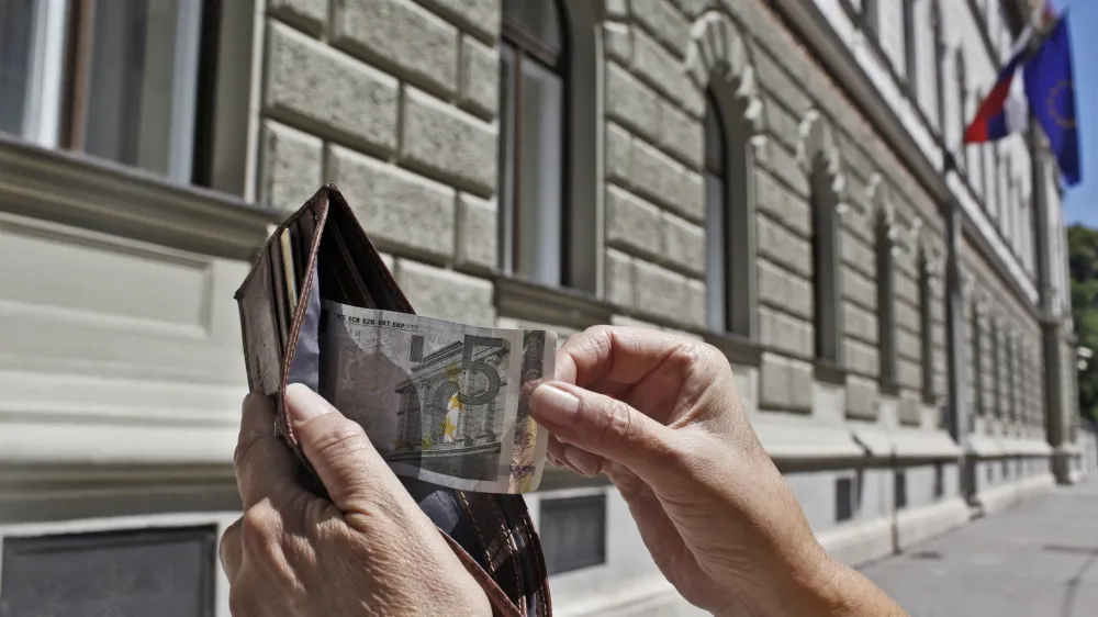 Po najnovejših napovedih naj bi bila inflacija v Sloveniji letos višja od jeseni napovedane.