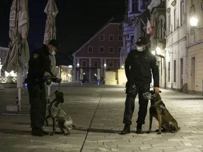 - policijski pes- policijska ura v Mariboru - omejitev gibanja ljudi ponoči med 21. in 6. uro- 23.10.2020 &ndash; Maribor &ndash; reportaža s protesta in omejitvi gibanja med 21 in 6 uro - 30 dnevna epidemija Koronavirus COVID-19 v Sloveniji &ndash; omejitev gibanja ljudi ponoči med 21. in 6. uro - prepovedano zbiranje več kot &scaron;est ljudi, prepoved vseh prireditev in shodov //FOTO: Matjaž Ru&scaron;t