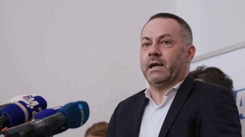 Ljubljana, DZ.<br>Novinarska konferenca glede ukinitve dopolnilnega zdravstvenega zavarovanja.<br>Minister za zdravje Danijel Besic Loredan.