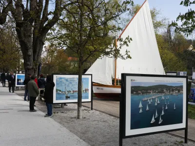 Razstavni prostor na Krakovskem nasipu krasi fotografska razstava z naslovom Hrvaška – dežela, kjer jadra pripovedujejo zgodbe.