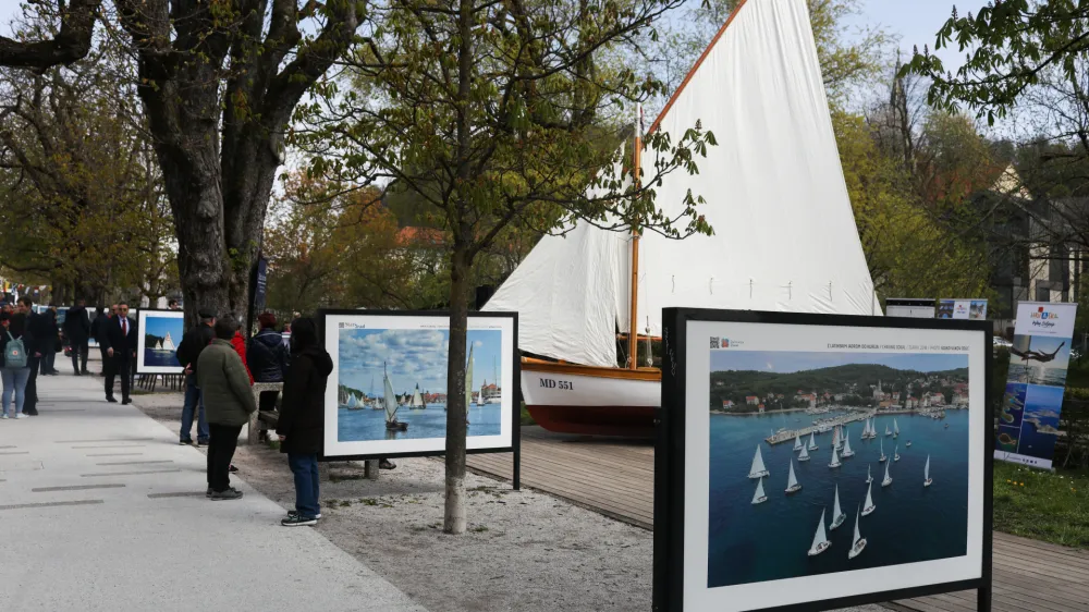 Razstavni prostor na Krakovskem nasipu krasi fotografska razstava z naslovom Hrvaška – dežela, kjer jadra pripovedujejo zgodbe.