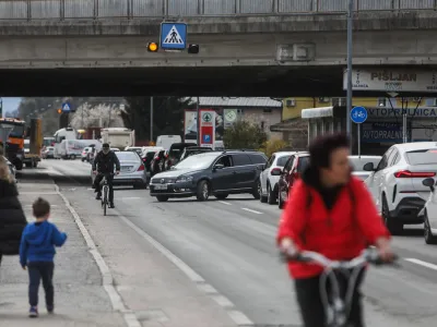 Zaradi delne zapore na sicer ne dolgem odseku Tržaške ceste predvsem ob prometnih konicah nastajajo kolone vozil. 