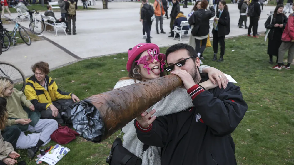 - simbolična fotografija: joint – konoplja – marihuana –  - 20.04.2023 – Kongresni trg - tradicionalni Marihuana marš 2023 v organizaciji Študentske organizacije Univerze v Ljubljani - //FOTO: Jaka Gasar