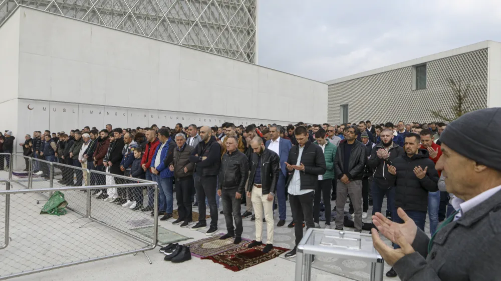 - 21.04.2023 - Islamski kulturni center - IVKC v Ljubljani - Ramazanski bajram - s sončnim zahodom se je za muslimane zaključil postni mesec ramazan, ki mu je sledilo tridnevno praznovanje bajrama - muslimani - Islamska skupnost v Sloveniji - bajramska molitev - muslimanski verniki - džamija<br><br> <br><br>//FOTO: Luka Cjuha