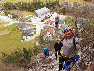 Gibanje po feratah zahteva znanje, fizično moč in uporabo osnovnega gorniškega kompleta: čelade, plezalnega pasu, rokavic in samovarovalnega sistema. Foto: Tina Jereb