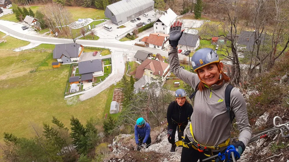 Gibanje po feratah zahteva znanje, fizično moč in uporabo osnovnega gorniškega kompleta: čelade, plezalnega pasu, rokavic in samovarovalnega sistema. Foto: Tina Jereb