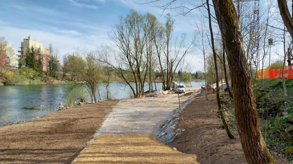 Na desnem bregu Save, tik za mestnim kopali&scaron;čem Laguna, nastaja nova plaža.