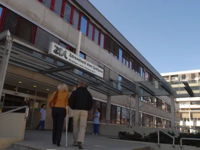 Mestni svet je potrdil spremembe statuta Zdravstvenega doma Ljubljana, ki direktorici dovoljujejo imenovanje še dveh pomočnikov oziroma namestnikov. 