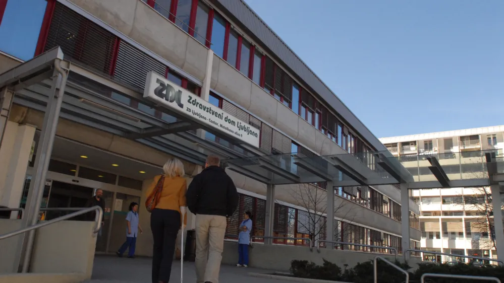 Mestni svet je potrdil spremembe statuta Zdravstvenega doma Ljubljana, ki direktorici dovoljujejo imenovanje še dveh pomočnikov oziroma namestnikov. 