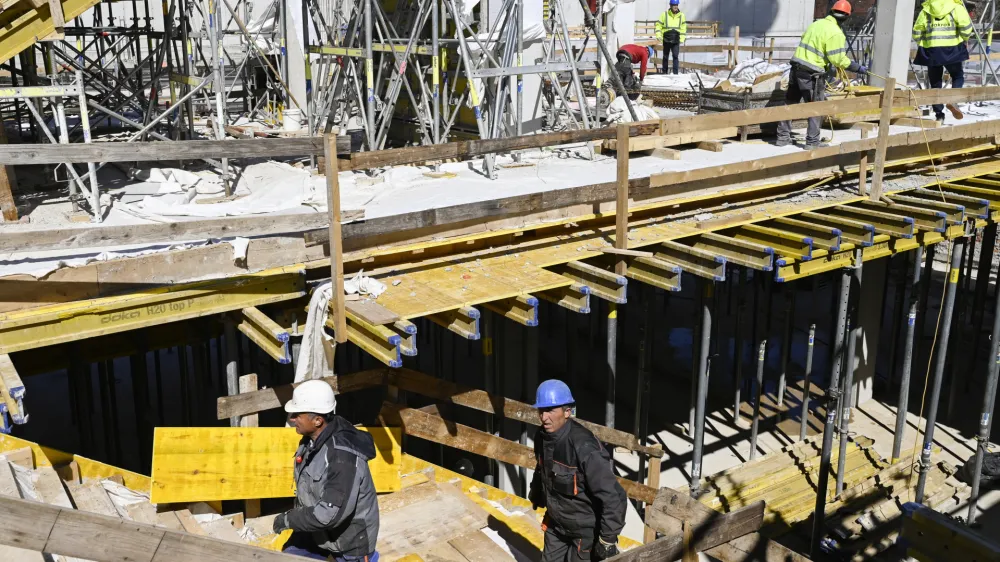 Gradbeni delavciDelovi&scaron;če &Scaron;portni center Ilirija - 04.04.2023 - Ekskurzija po Ljubljani z ljubljanskim županom - //FOTO: Nik Erik Neubauer