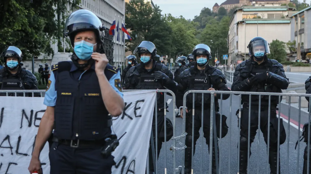 policija- 22.05.2020 &ndash; protivladni protest Z balkonov na kolesa v Ljubljani - protestni shod proti vladi Janeza Jan&scaron;e v času novega koronavirusa COVID-19 - kolesarji.-//Foto: Luka Cjuha.