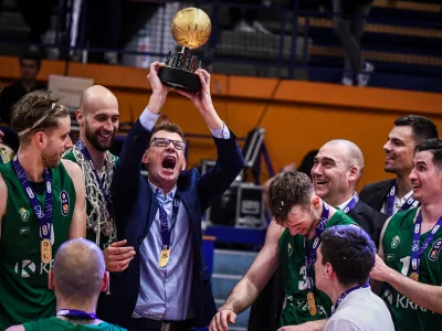 Trener Krke Gašper Okorn (s pokalom) se je z igralci in člani strokovnega štaba takole veselil osvojitve 2. lige ABA. Foto: ABA