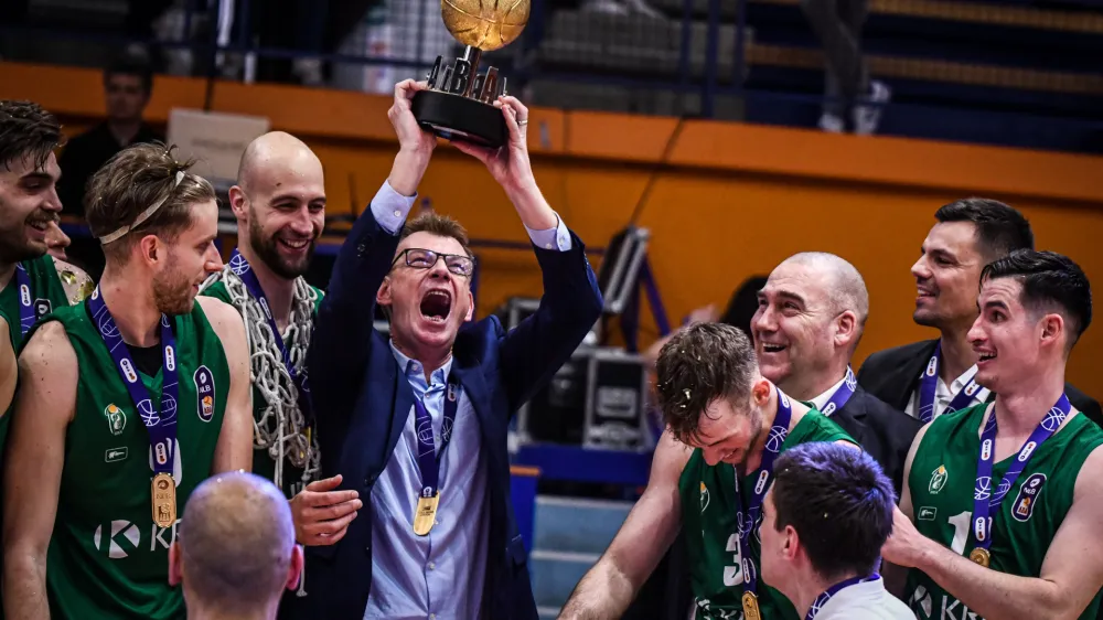 Trener Krke Gašper Okorn (s pokalom) se je z igralci in člani strokovnega štaba takole veselil osvojitve 2. lige ABA. Foto: ABA