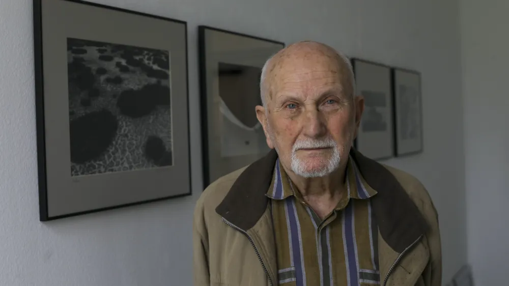 dr. Tihomir Pinter, ljubiteljski fotograf z nazivom mojster fotografije - leta 2006 je prejel nagrado Janeza Puharja za življenjsko delo. - 19.04.2023 – Galerija Photon - skupinska razstava Mojstri ljubljanske fotografske šole – 60 let Fotogrupe ŠOLT – //FOTO: Luka Cjuha