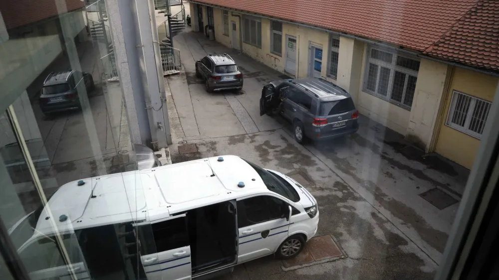 varovanje - prevoz obtoženih<br><br>28.12.2022 - sojenje primer Kava&scaron;ki klan - nadaljevanje predobravnavnih narokov domnevnim članom slovenskega dela Kava&scaron;kega klana, ta izvira iz Črne gore &ndash; tožilstvo očita, da naj bi vsaj od decembra 2018 do maja 2021 na območju več držav v okviru hierarhično organizirane kriminalne združbe na veliko trgovali z drogo. <br><br>Foto: Tomaž Skale<br>