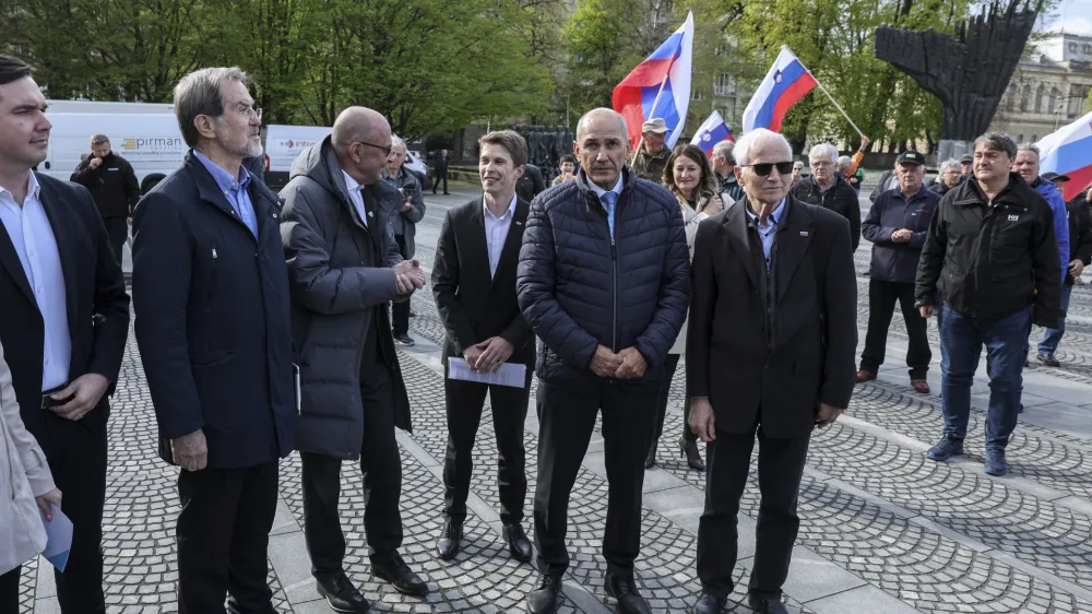 Lojze Petrle, Janez Janša- 19.04.2023 – Združenje za vrednote slovenske osamosvojitve je ob robu razprave o interpelaciji vlade pripravilo protestni shod pod geslom Za Slovenijo in resnico //FOTO: Jaka Gasar