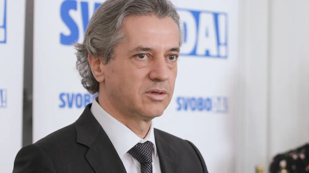 Ljubljana, DZ.<br>Novinarska konferenca glede ukinitve dopolnilnega zdravstvenega zavarovanja.<br>Predsednik vlade Robert Golob.