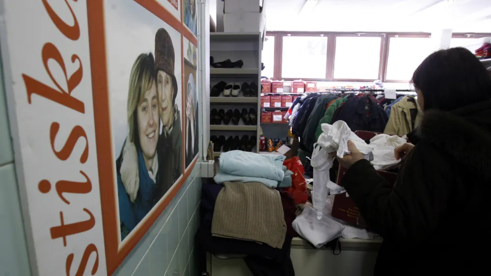 Škofijska Karitas - skladišče rabljene obleke in druge opreme na Hudovernikovi 6 na Prulah/FOTO: Bojan VelikonjaOPOMBA: ZA OBJAVO V PRILOGI – DNEVNIKOV OBJEKTIV - REPORTAŽA