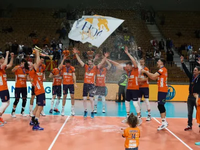Odbojkarji ACH Volleyja so se takole veselili naslova slovenskih državnih prvakov. Foto: Bojan Velikonja
