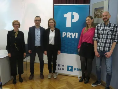 S festivalom prvi program Radia Slovenija spodbuja nastanek kakovostnih skladb in besedil v slovenskem jeziku. Na fotografiji uredniki prvega programa v družbi direktorice Kulturnega doma Krško Darje Planinc (tretja z leve).