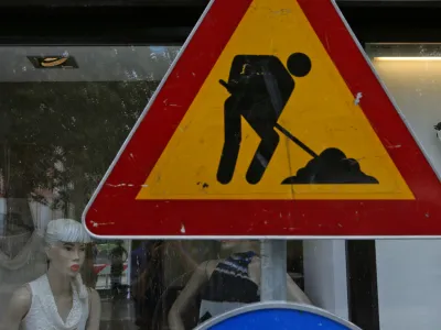 ﻿- simbolična fotografija - prometni zank delo na cesti - gredbeništvo - cestni in gradbeni delavci//FOTO: Tomaž Skale